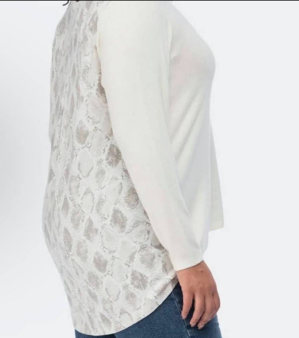 Bobeau Reda Cozy Pleat Back Top in Snake - S